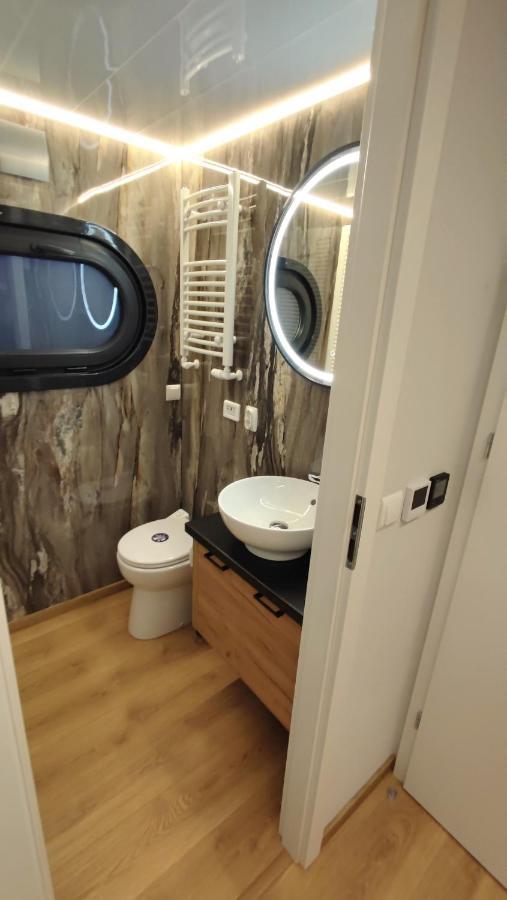 Houseboat Water King Apartament Plywajacy Dom Na Wodzie, 7 Os فروتسواف المظهر الخارجي الصورة