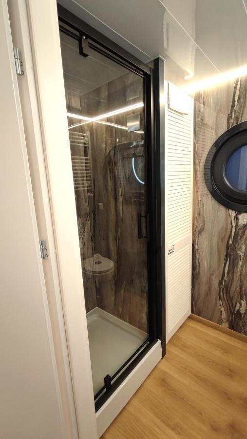 Houseboat Water King Apartament Plywajacy Dom Na Wodzie, 7 Os فروتسواف المظهر الخارجي الصورة